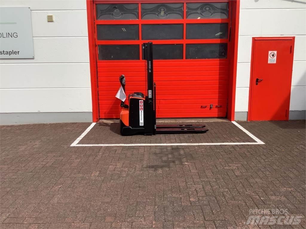 Toyota SWE120 Empilhador para operador externo