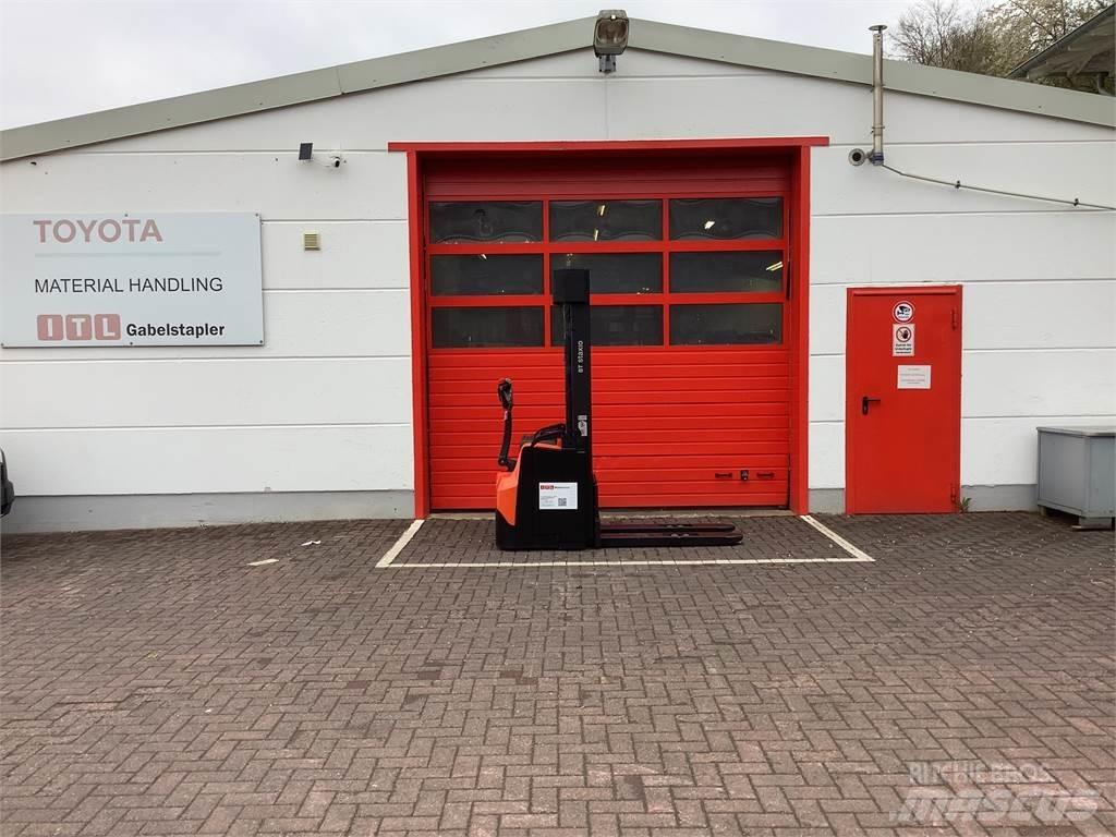 Toyota SWE145 Empilhador para operador externo