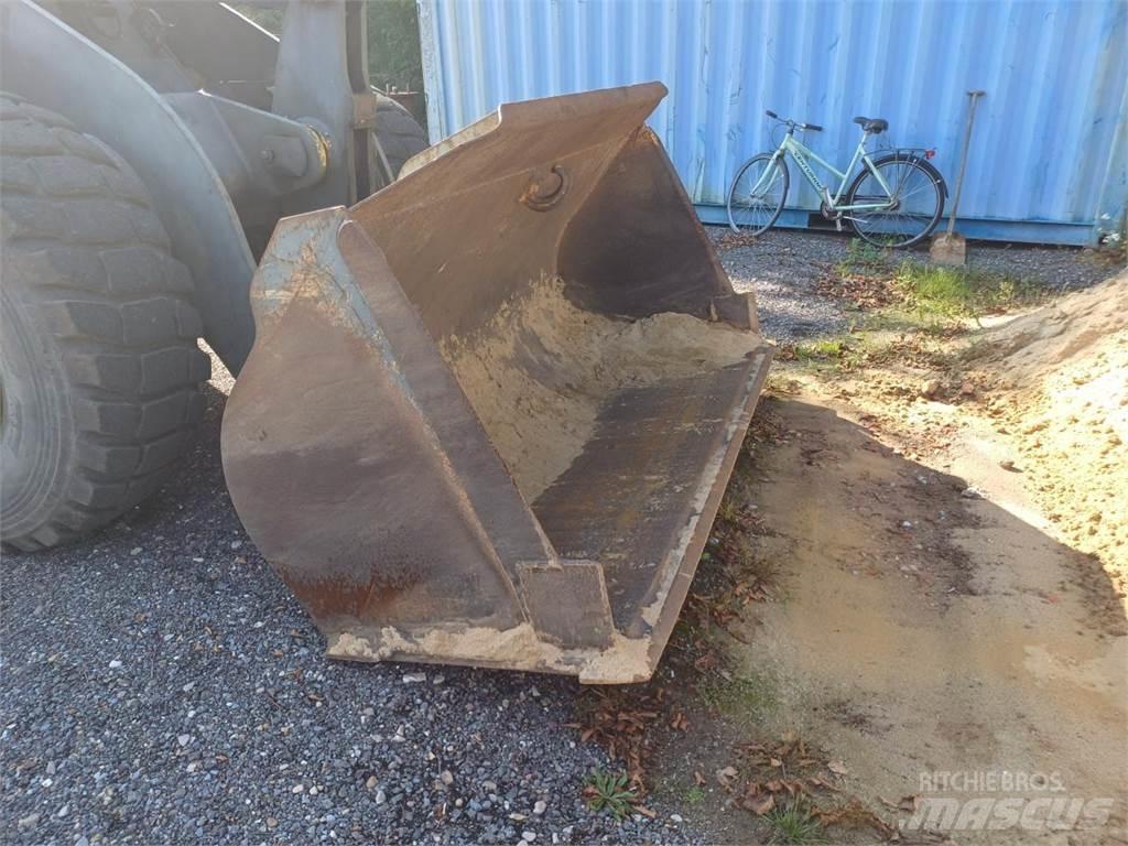 Komatsu WA270 Pás carregadoras de rodas