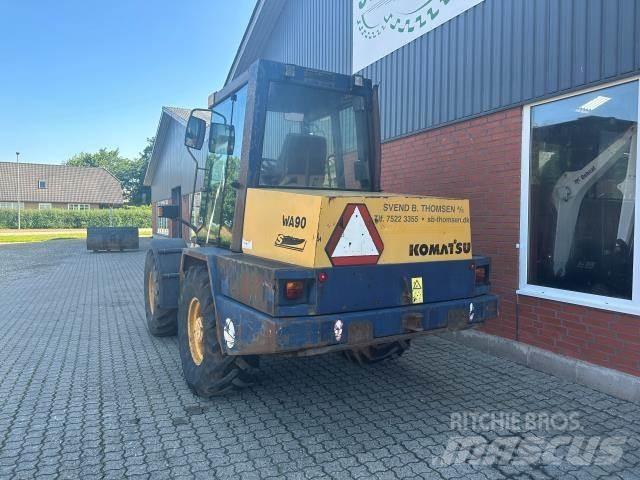 Komatsu WA90 Pás carregadoras de rodas
