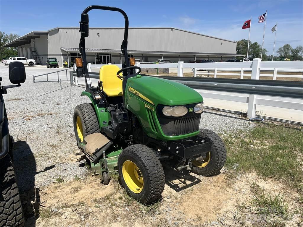 John Deere 2025R Tractores compactos