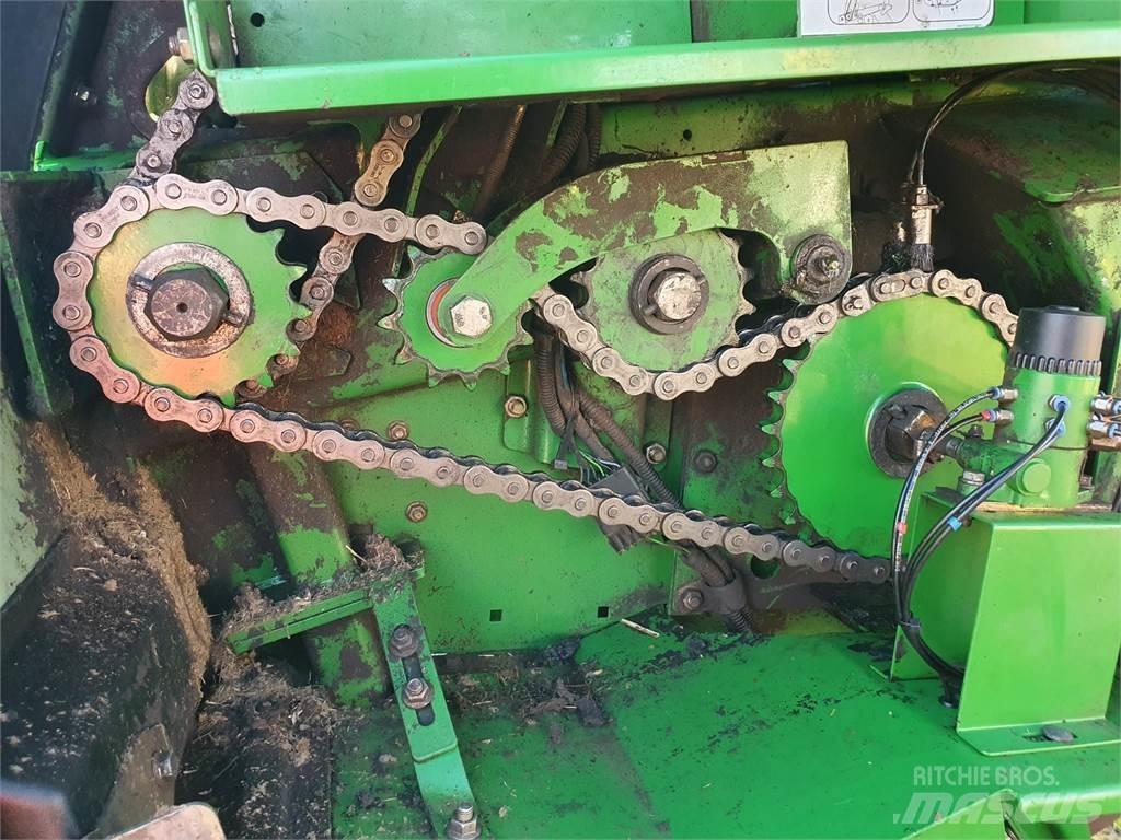 John Deere 854 Enfardadeira de rolos
