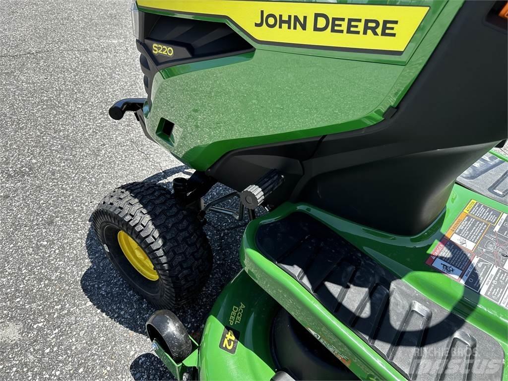 John Deere S220 Corta-Relvas Riders