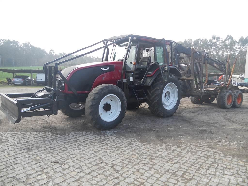 Valtra T121 Gruas e carregadores