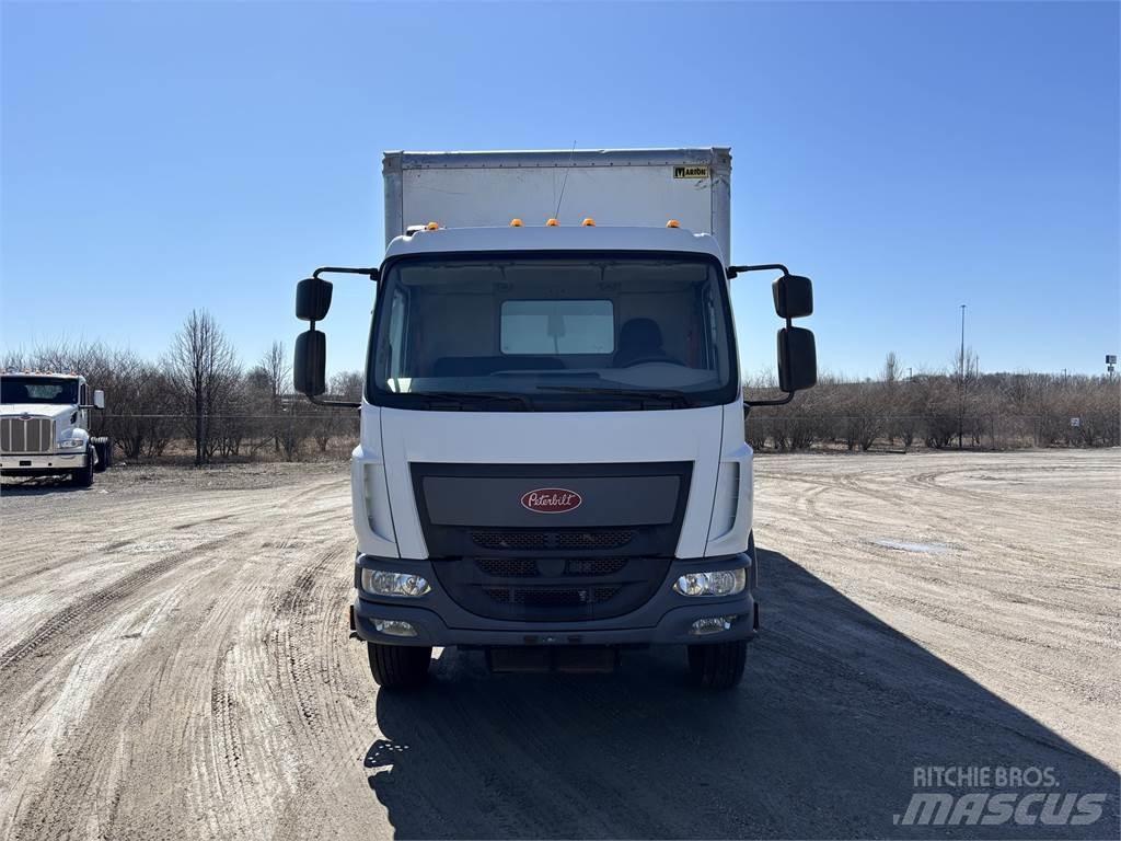 Peterbilt 220 Camiões de caixa fechada