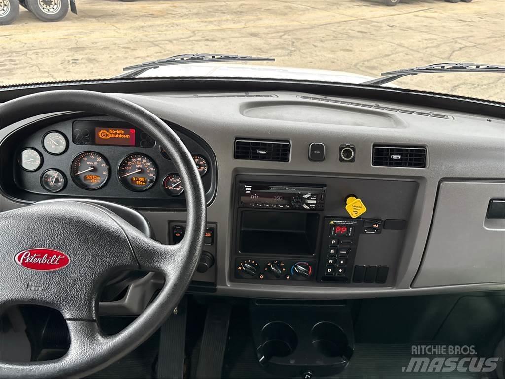 Peterbilt 337 Camiões de caixa fechada