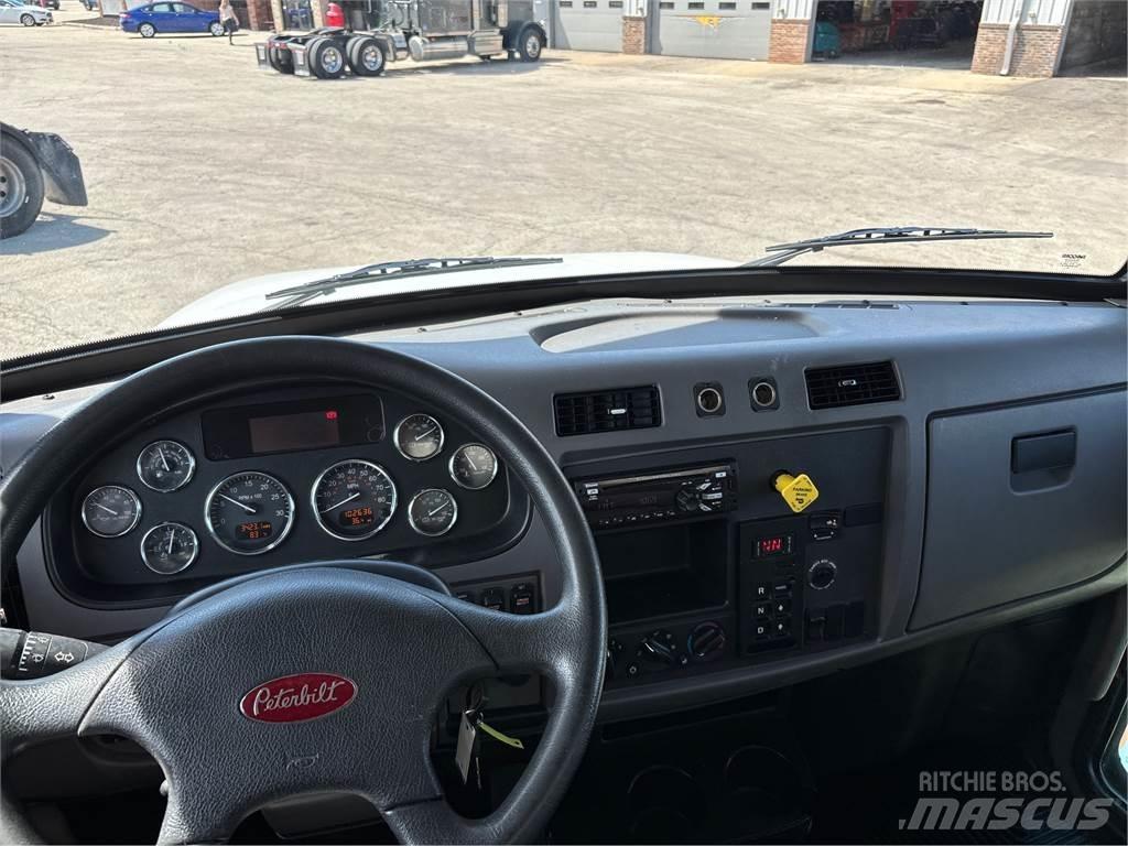 Peterbilt 337 Camiões de caixa fechada