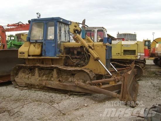 Komatsu D65E-8 Dozers - Tratores rastos