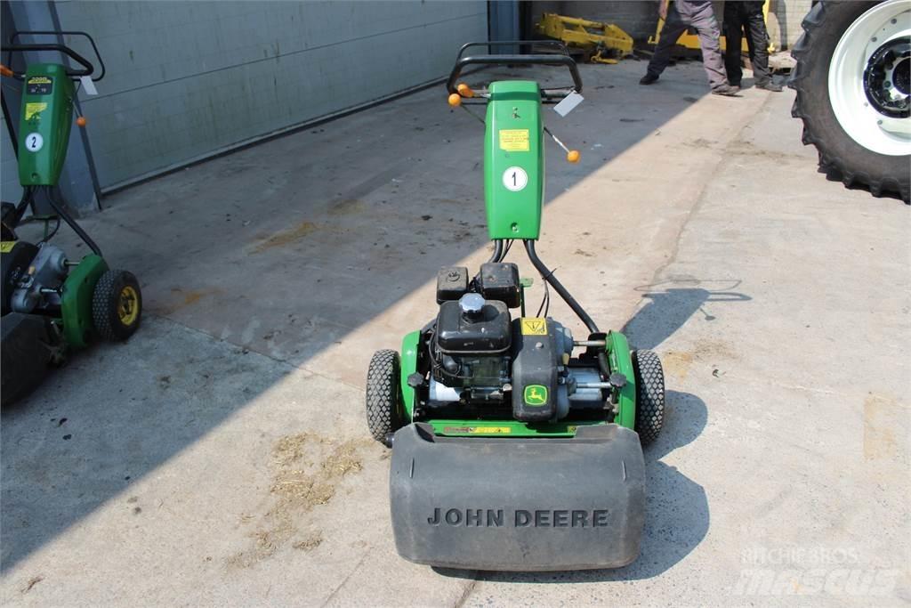 John Deere 220B Corta-Relvas walk-behind
