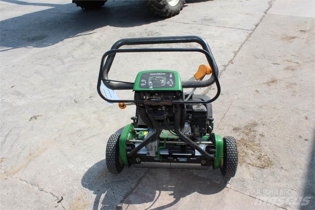 John Deere 220B Corta-Relvas walk-behind