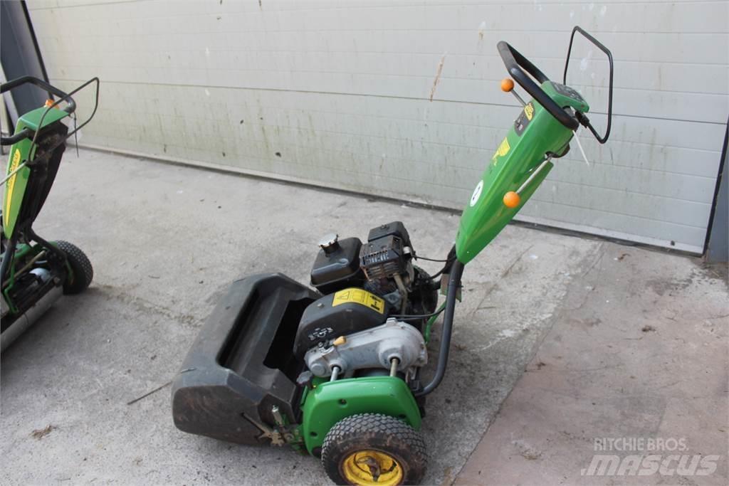 John Deere 220B Corta-Relvas walk-behind