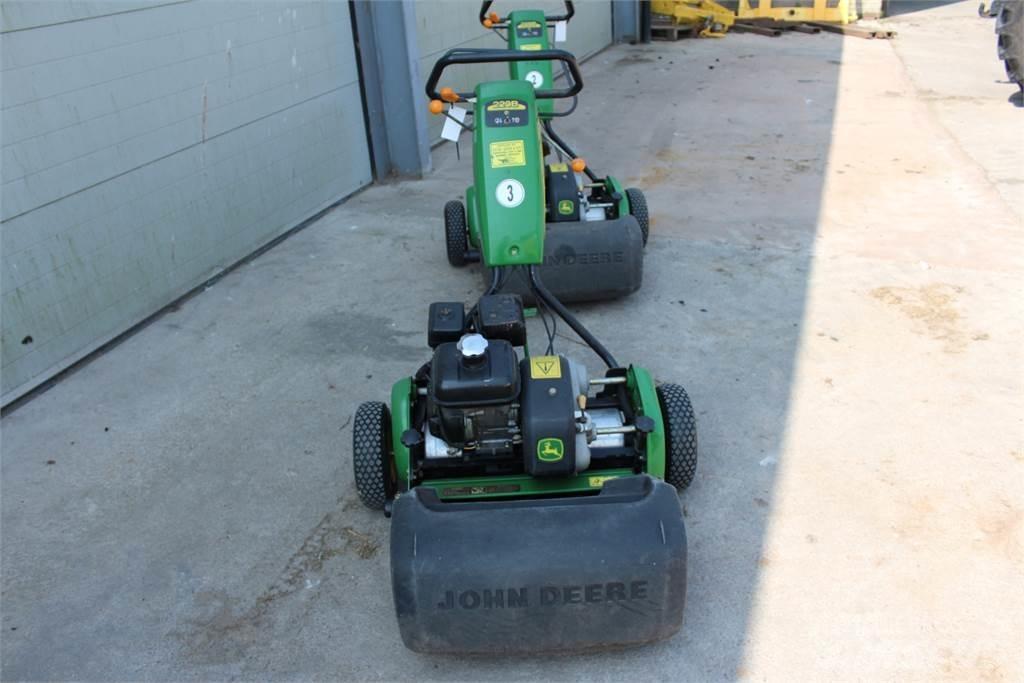 John Deere 220B Corta-Relvas walk-behind