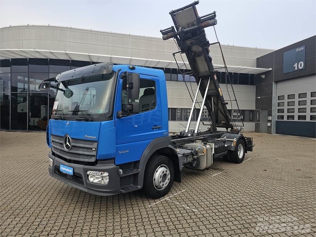 Mercedes-Benz Atego 1224 Camiões caixa desmontável com elevador de cabo