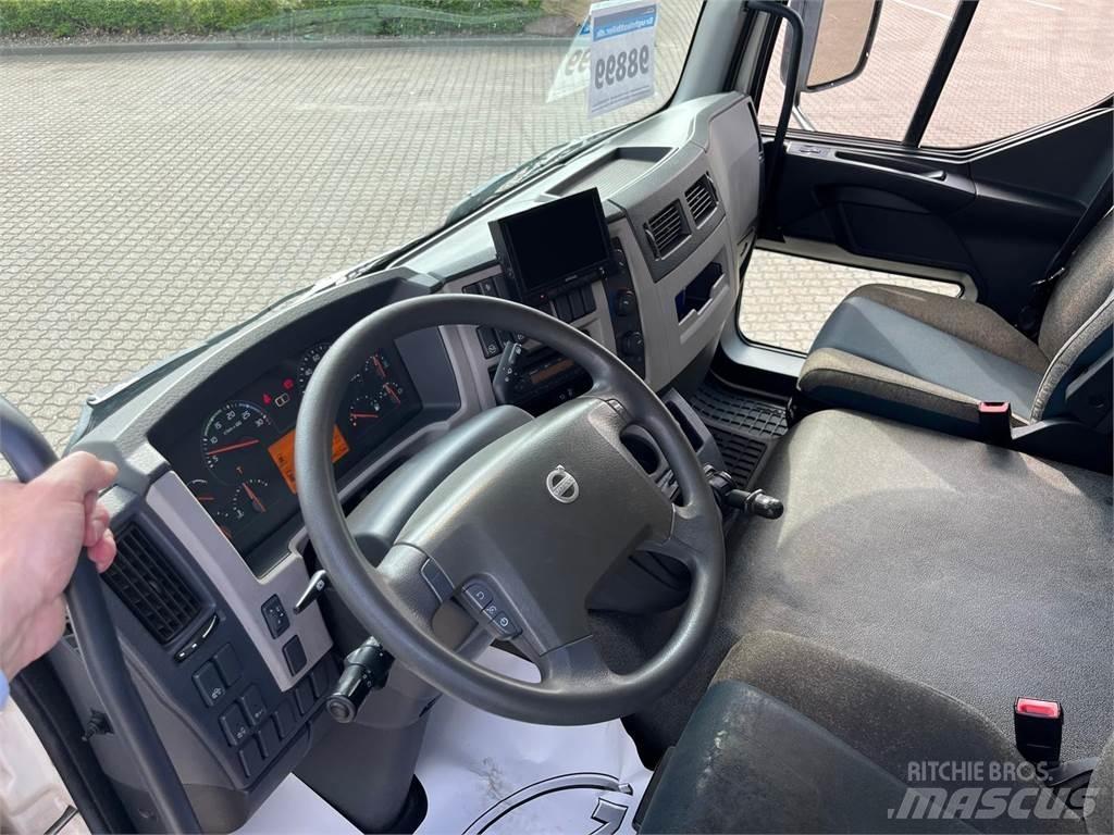 Volvo FL210 Camiões de caixa fechada