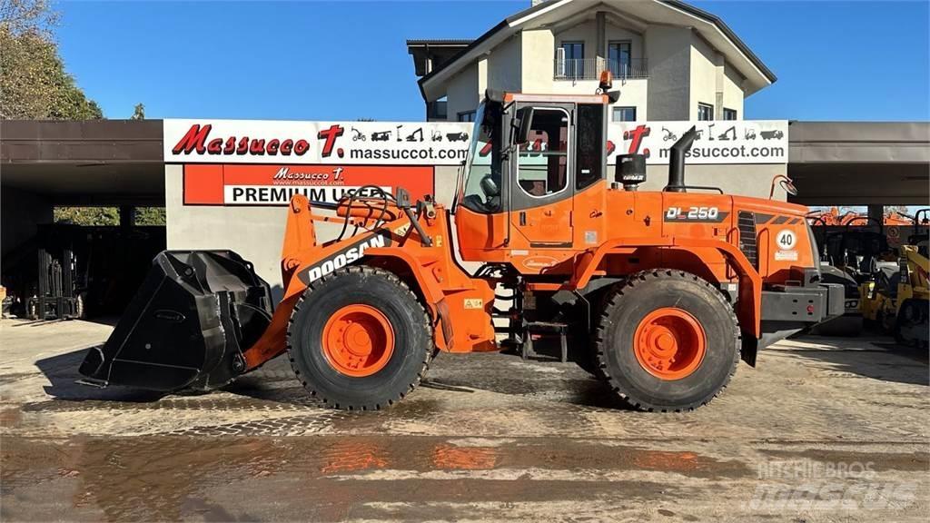 Doosan DL250 Pás carregadoras de rodas