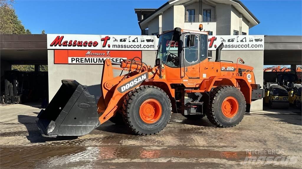 Doosan DL250 Pás carregadoras de rodas
