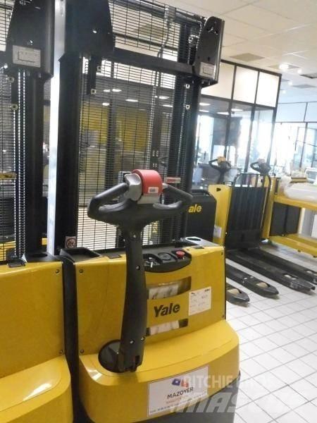 Yale MS 12 AC Empilhador para operador externo