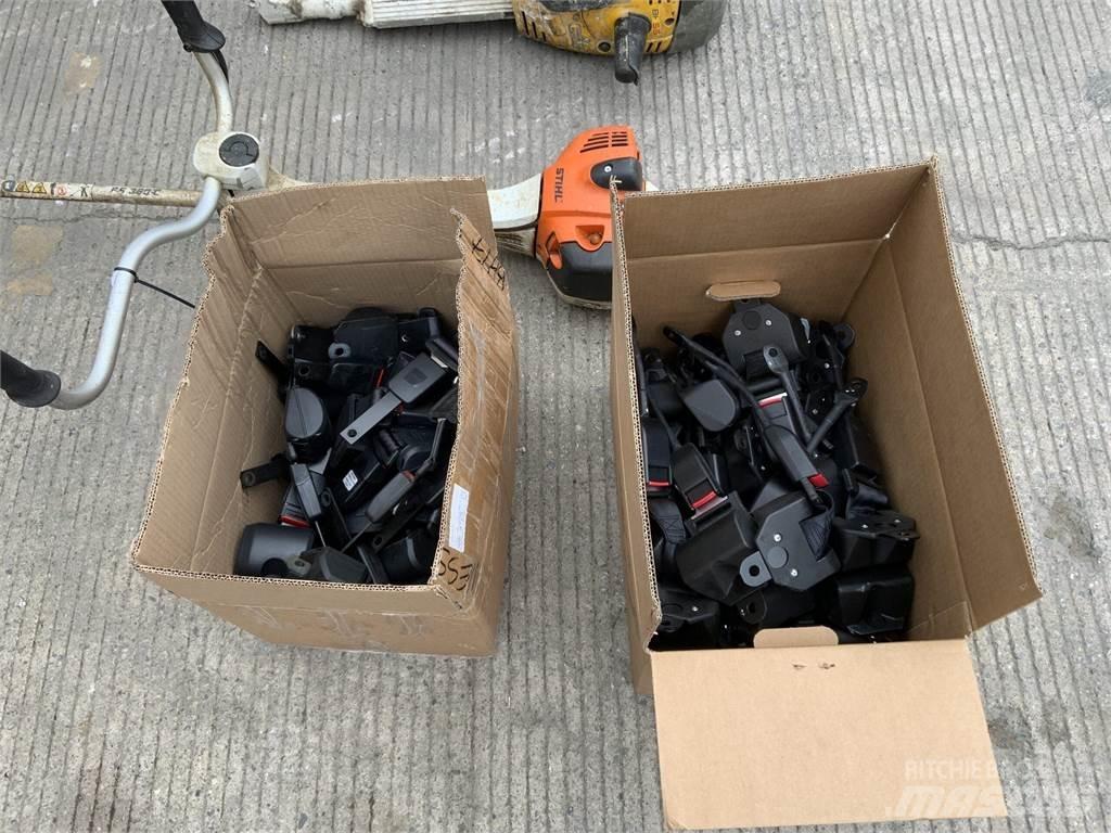  2 Boxes Of Seat Belts Agricultura - Outros

