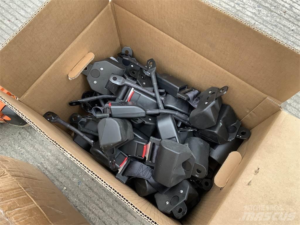  2 Boxes Of Seat Belts Agricultura - Outros
