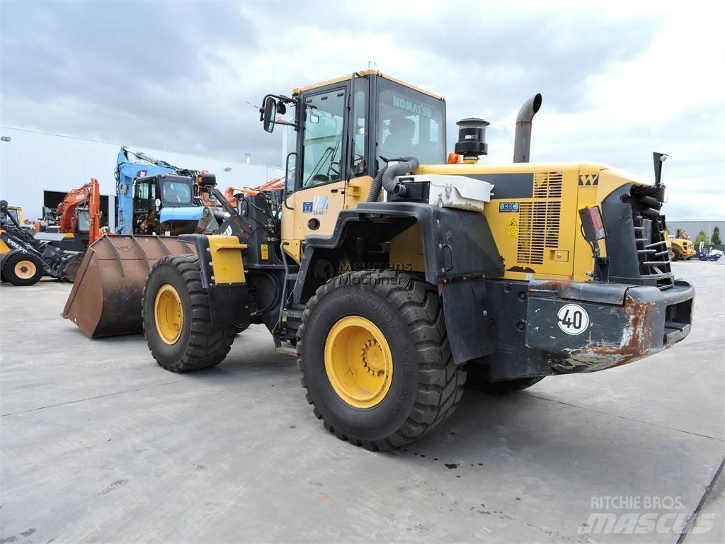 Komatsu WA320 Pás carregadoras de rodas