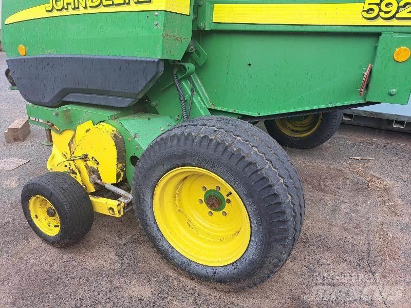 John Deere 592 Enfardadeira de rolos