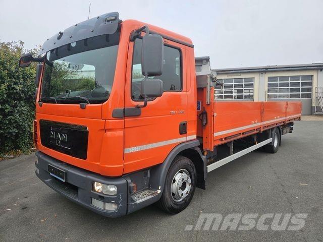 MAN 12.220 Camiões estrado/caixa aberta
