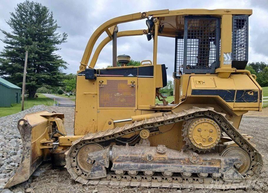 CAT D5M Dozers - Tratores rastos