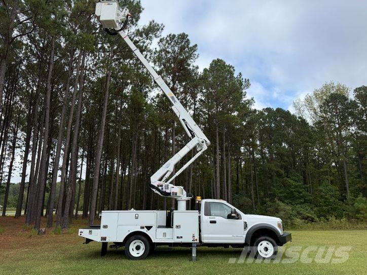 Ford F-550 Plataformas aéreas montadas em camião