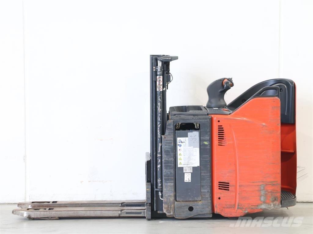 Linde D12SP/133 Empilhador para operador externo