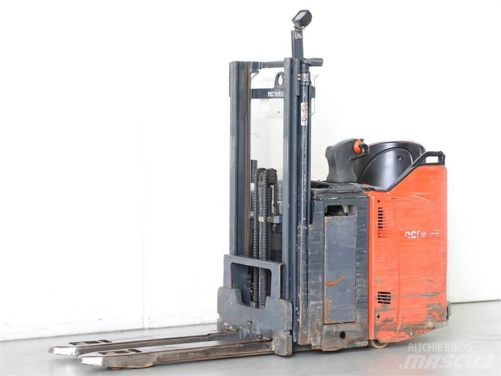 Linde D12SP/133 Empilhador para operador externo