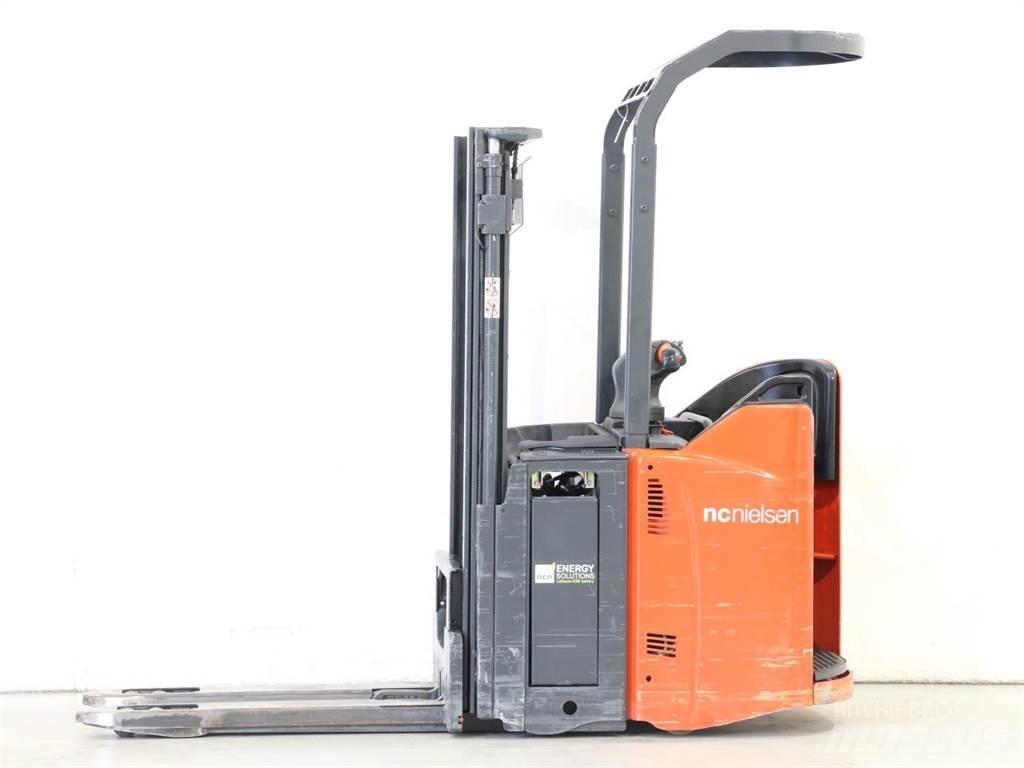 Linde D12SP/133 Empilhador para operador externo