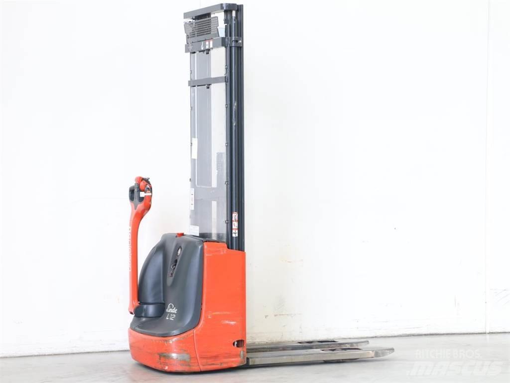 Linde L12/1172-01 Empilhador para operador externo