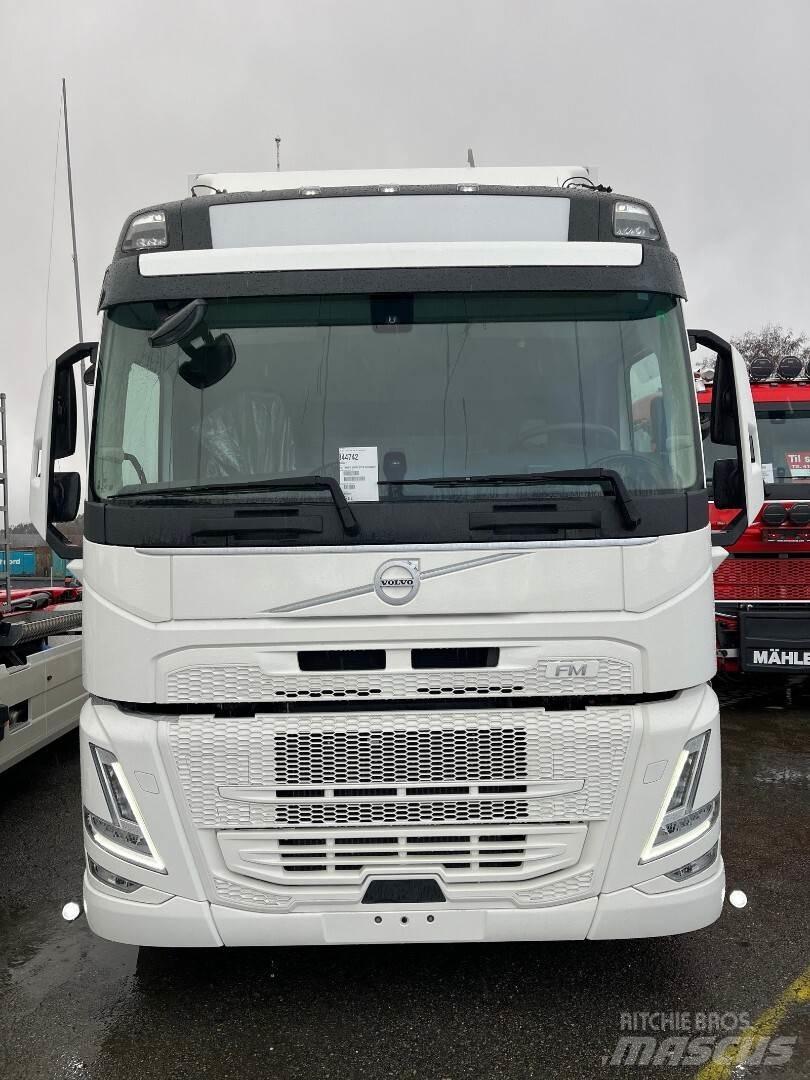 Volvo FM330 4x2 Camiões de caixa fechada