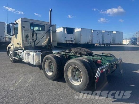 Volvo VNR64T300 Tractores (camiões)