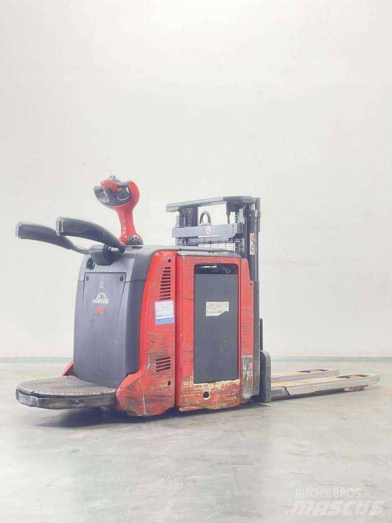 Linde D12AP-133 Empilhador para operador externo