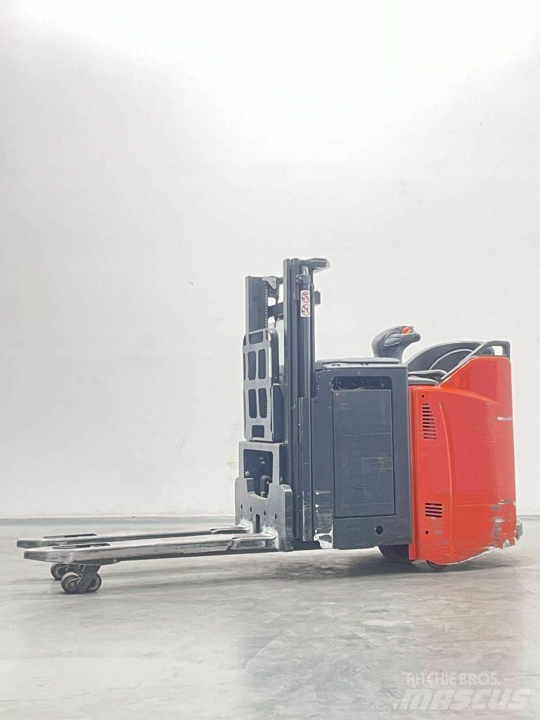 Linde D12HPSP-133 Empilhador para operador externo