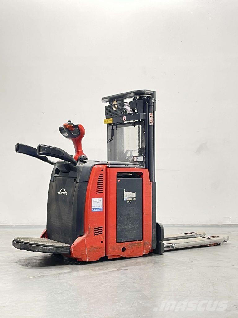 Linde D12LAP-133 Empilhador para operador externo