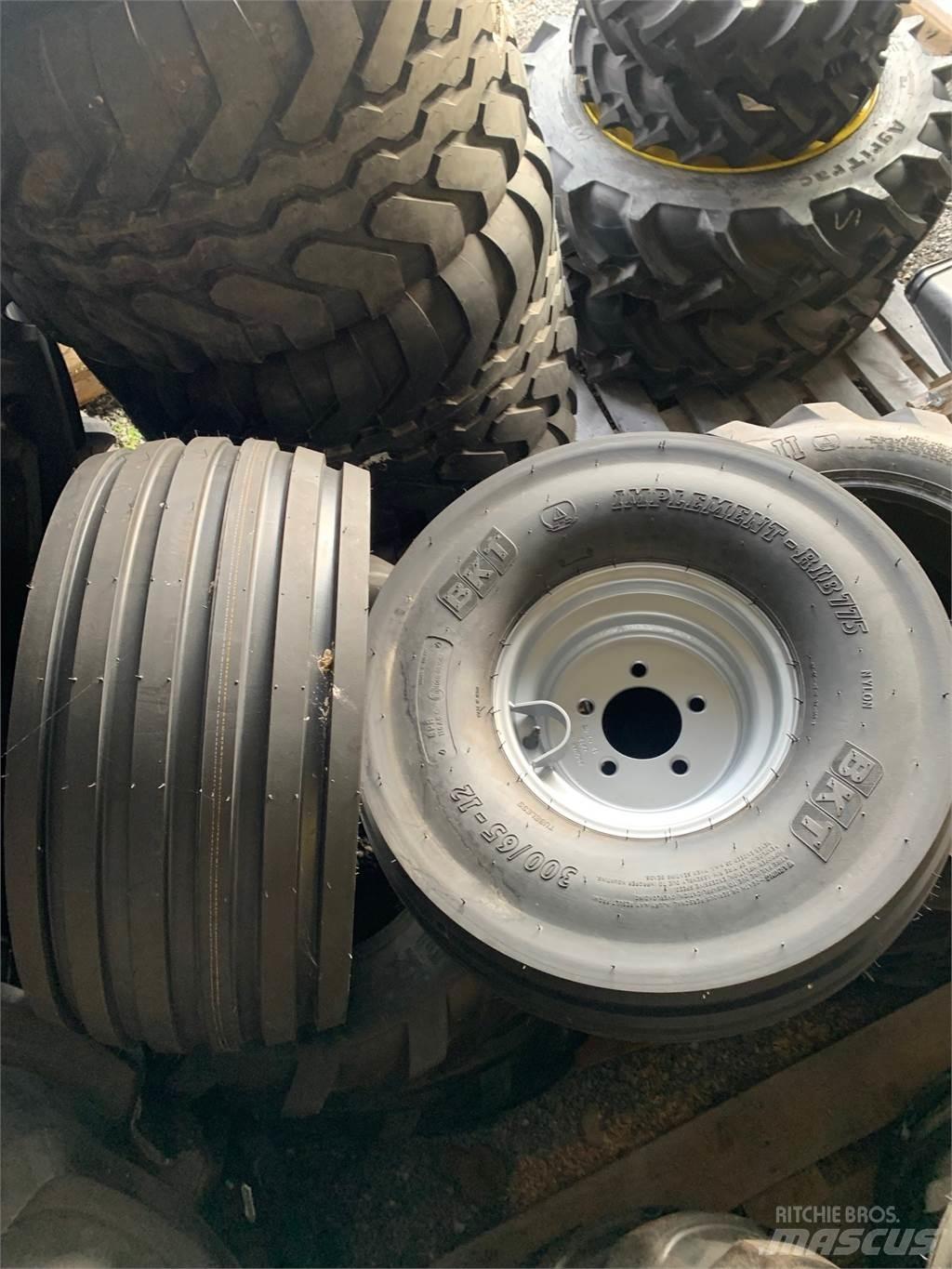  Däck BKT 300/65-12 8PR Pneus Agrícolas