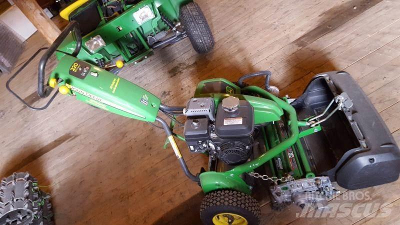 John Deere 220 Corta-Relvas Riders