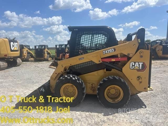 CAT 242D3 Pneus, Rodas e Jantes