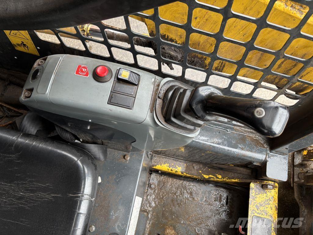 Komatsu SK510 Carregadoras de direcção deslizante