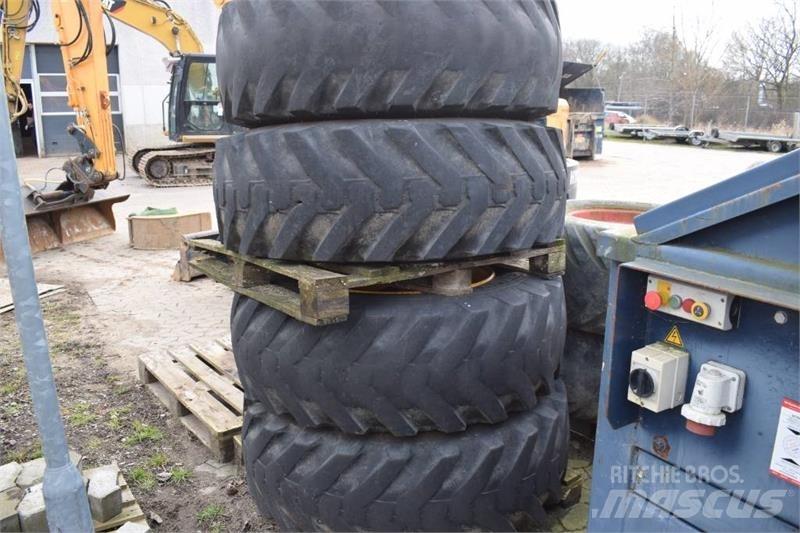 JCB 4 CX Pneus, Rodas e Jantes