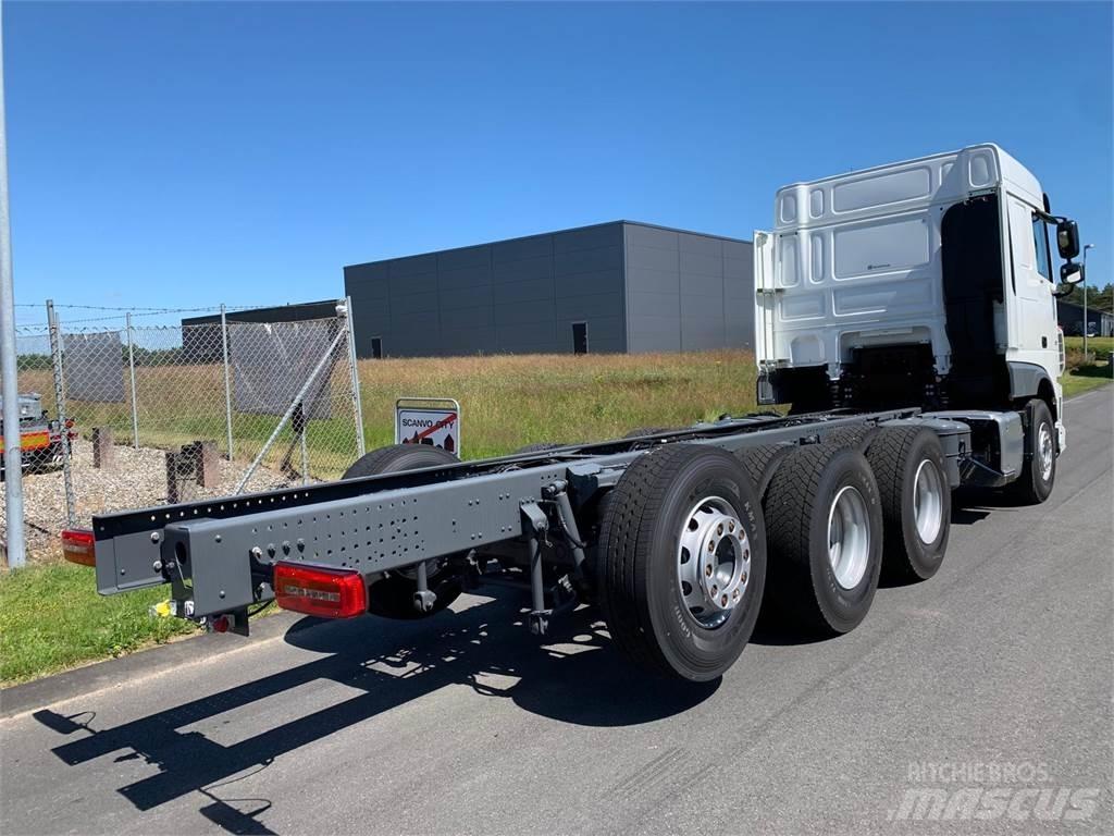 DAF XF 430 8x4*4 Camiões de chassis e cabine