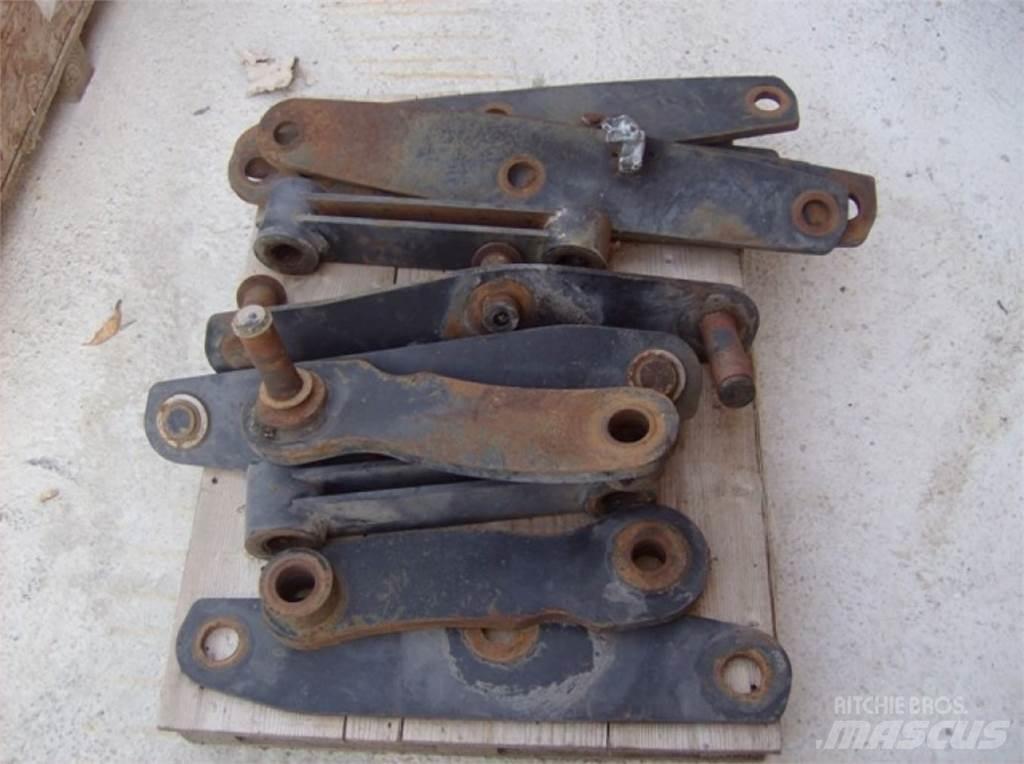 CAT 438C Chassis e suspensões