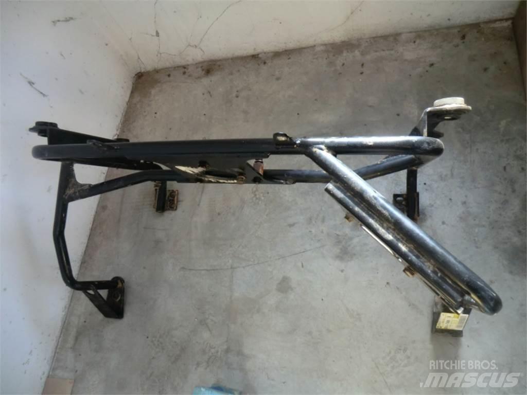 CAT 735 Chassis e suspensões