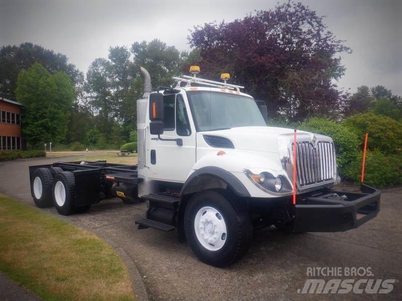 International 7400 Camiões de chassis e cabine