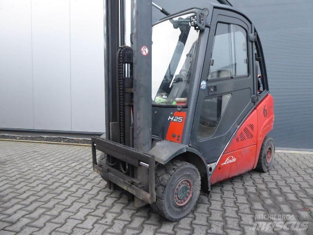 Linde H25T-01 Empilhadores a gás