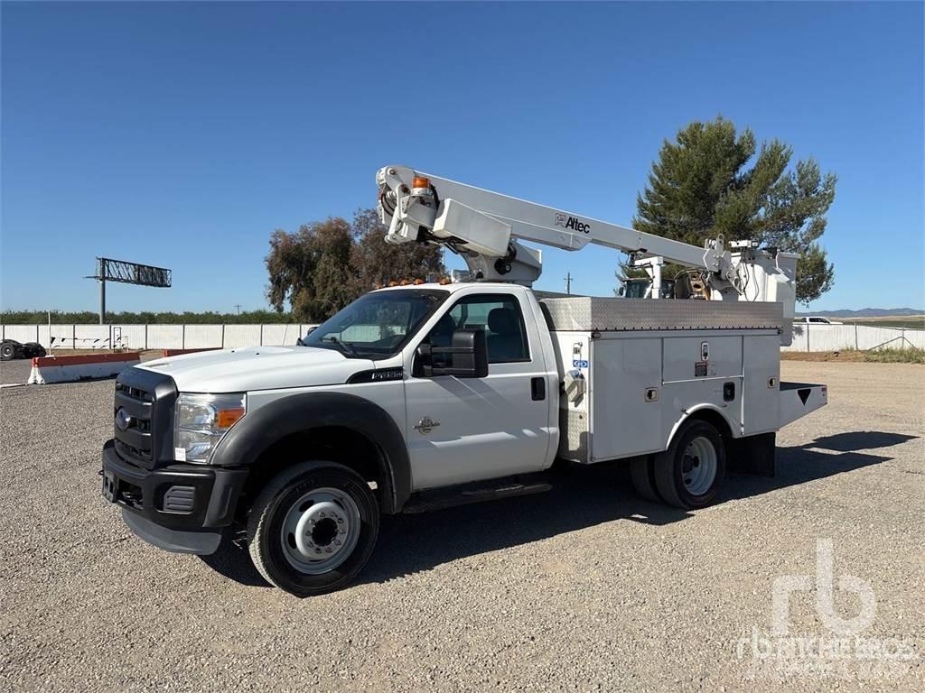 Ford F-450 Plataformas aéreas montadas em atrelados