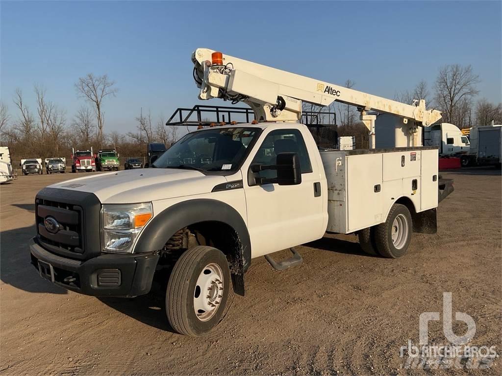 Ford F-450 Plataformas aéreas montadas em atrelados