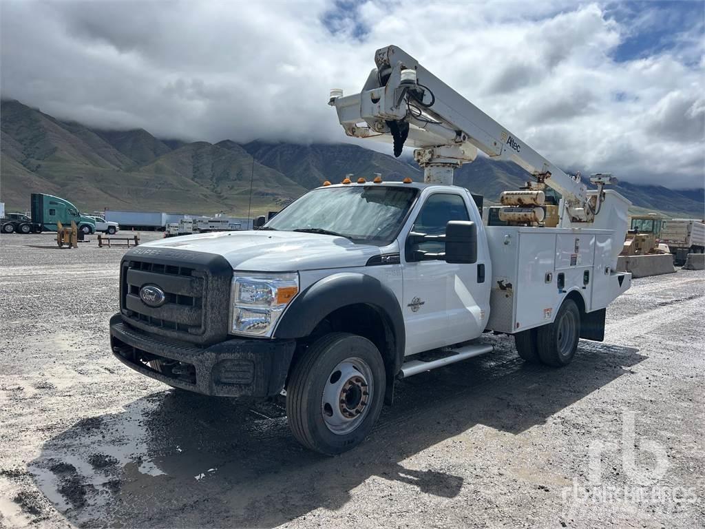 Ford F-450 Plataformas aéreas montadas em atrelados